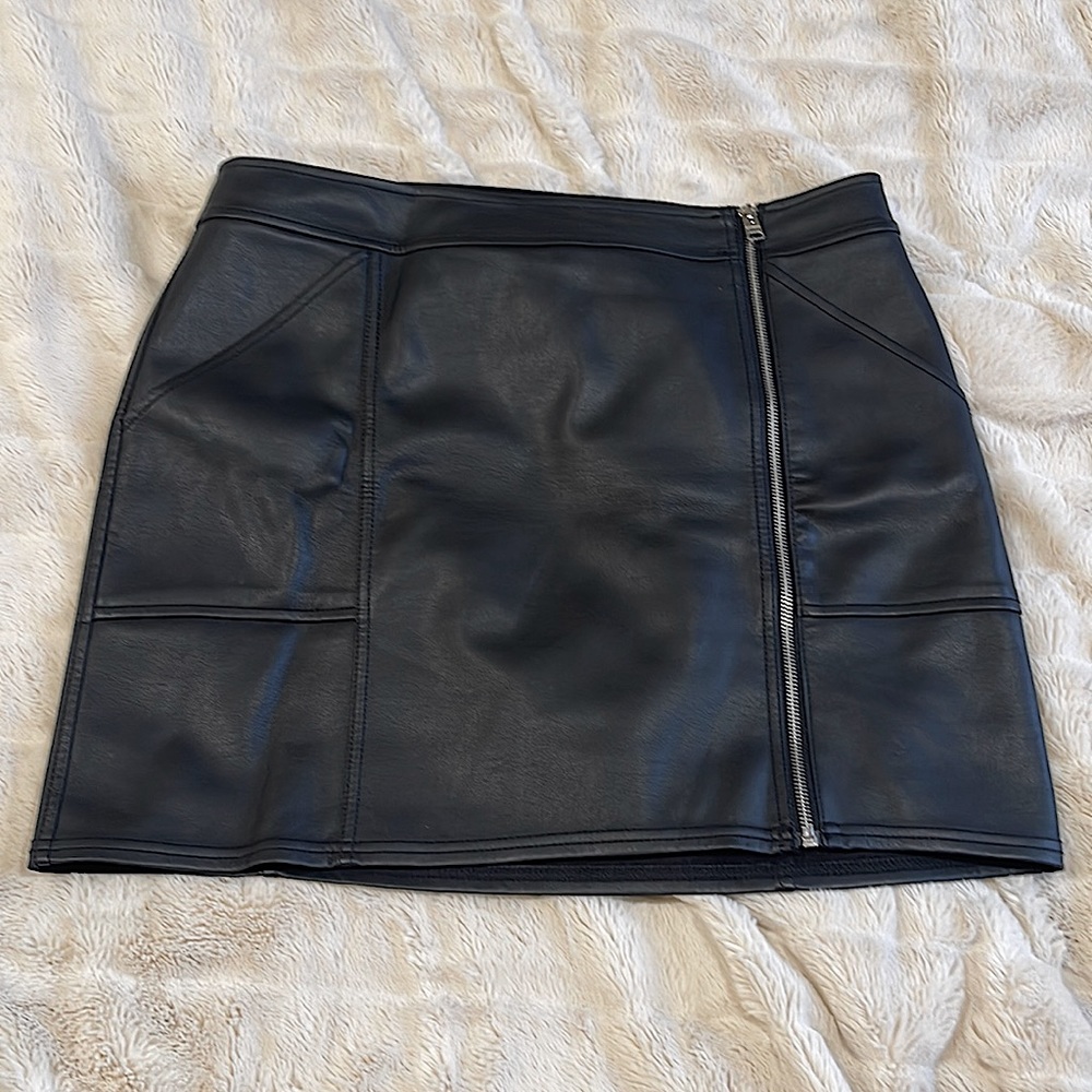 Leather skirt w/ pockets & zipper